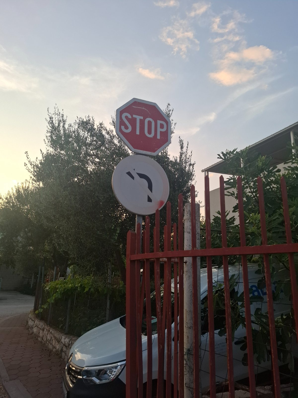 Prometni znak nije uocljiv, redovito se prometuje u krivom smjeru.