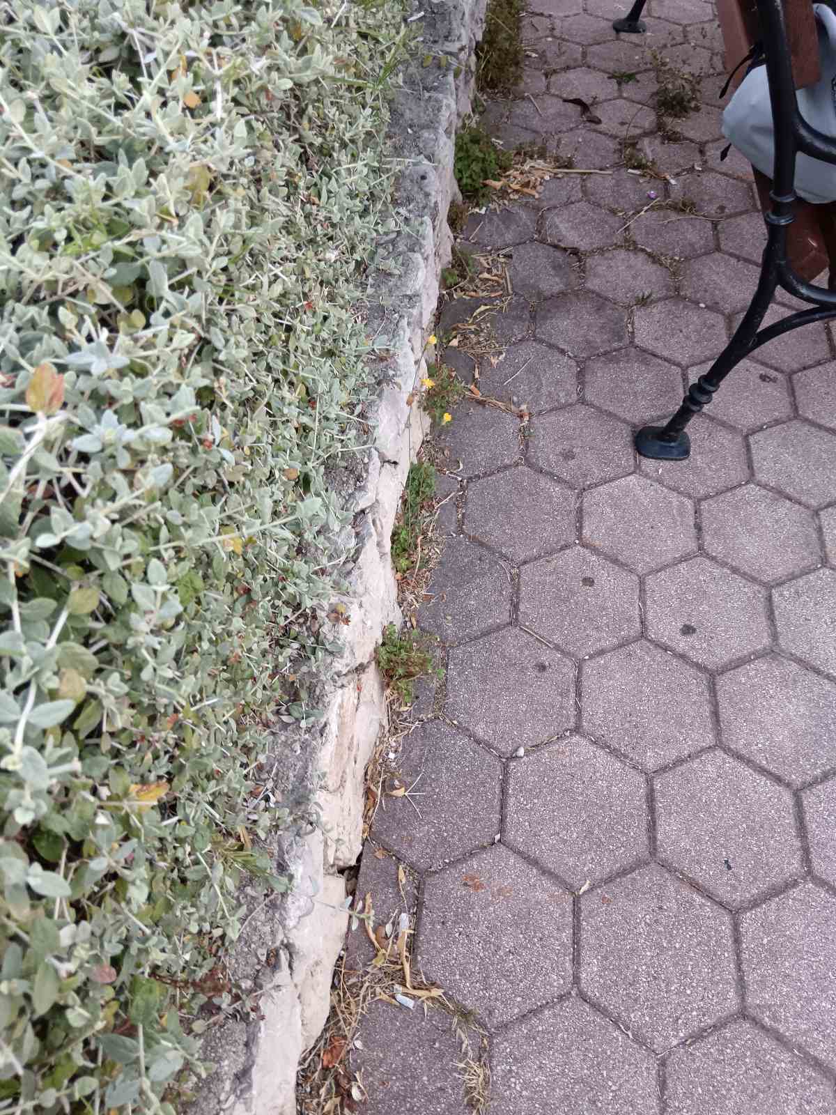 Šporka i neodržavana autobusna stanica