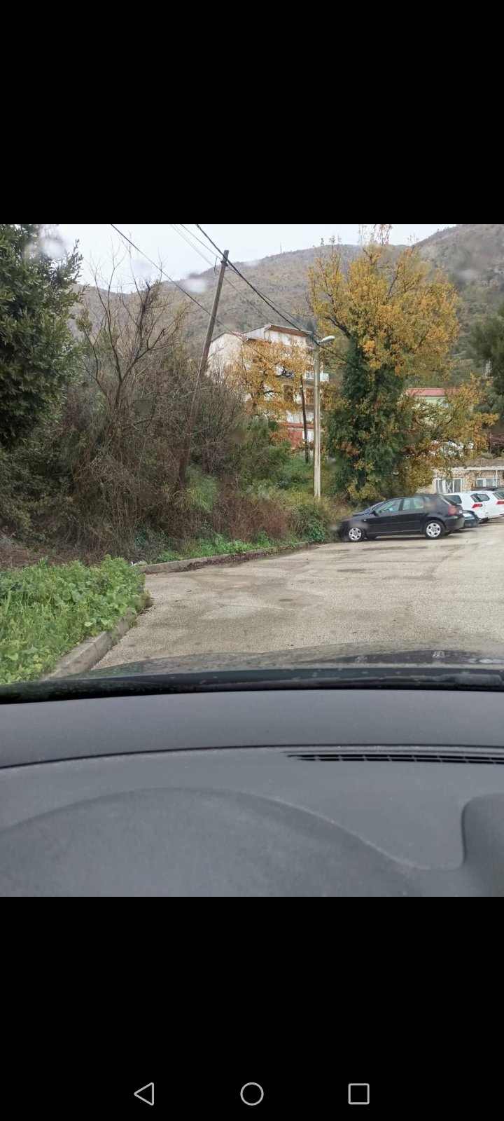 Nagnuta pala i ne pokošen okoliš oko parkinga