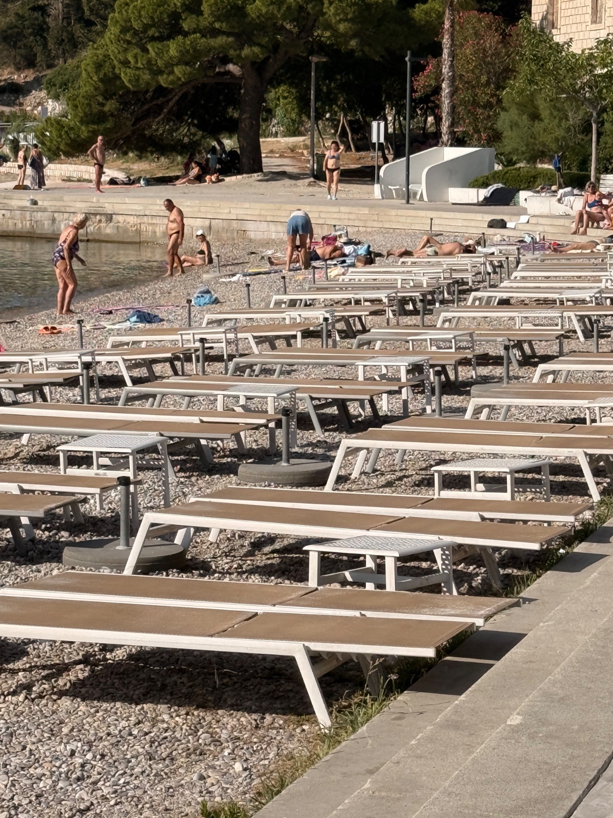 Nezakonito zauzimanje plaže praznim ležaljkama ispred Sheratona